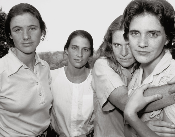 4 soeurs photographiées ensemble chaque années de 1975 à 2011
