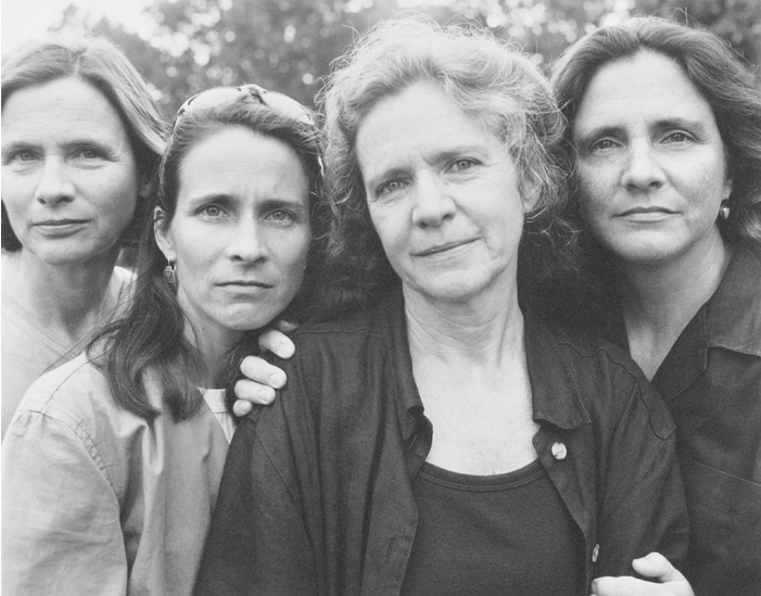 4 soeurs photographiées ensemble chaque années de 1975 à 2011