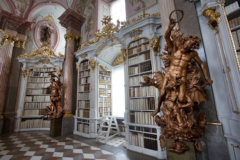 bibliothèque dans un monastère