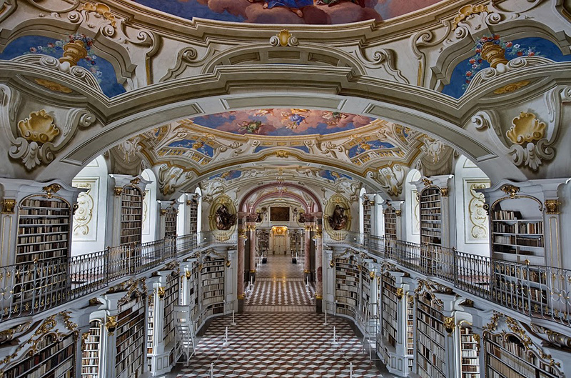bibliothèque dans un monastère