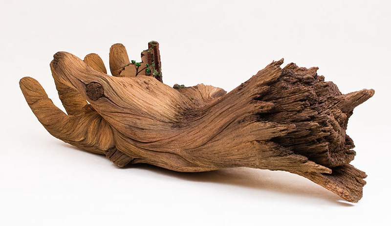 Main en céramique sculptée qui ressemble à une branche d'arbre