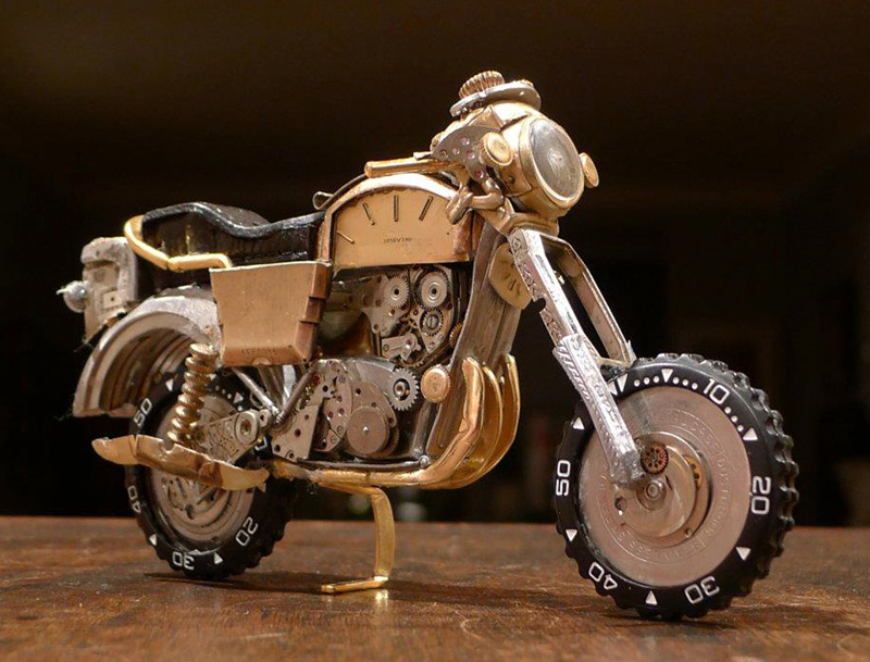 moto miniature avec éléments de montres