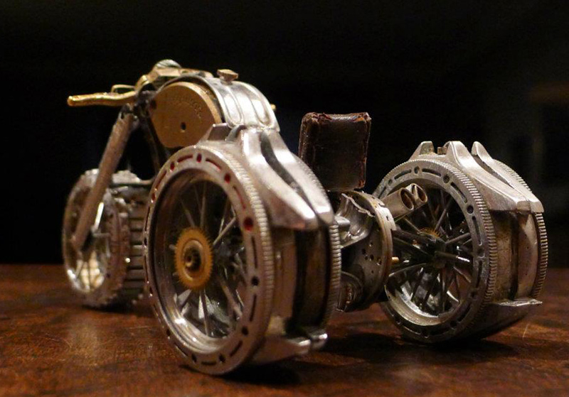 moto miniature avec éléments de montres