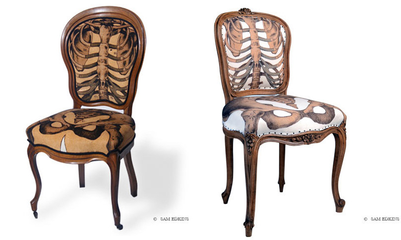 chaise anatomique avec imprimé de squelette