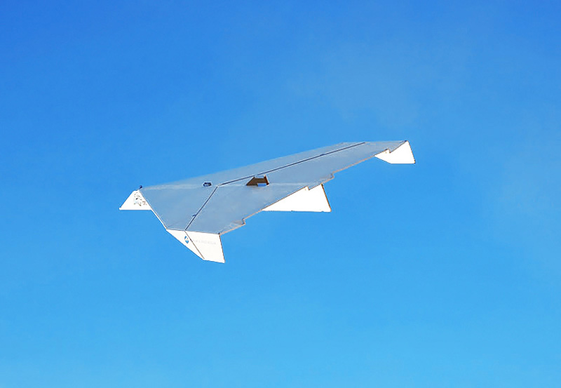 avion en papier géant