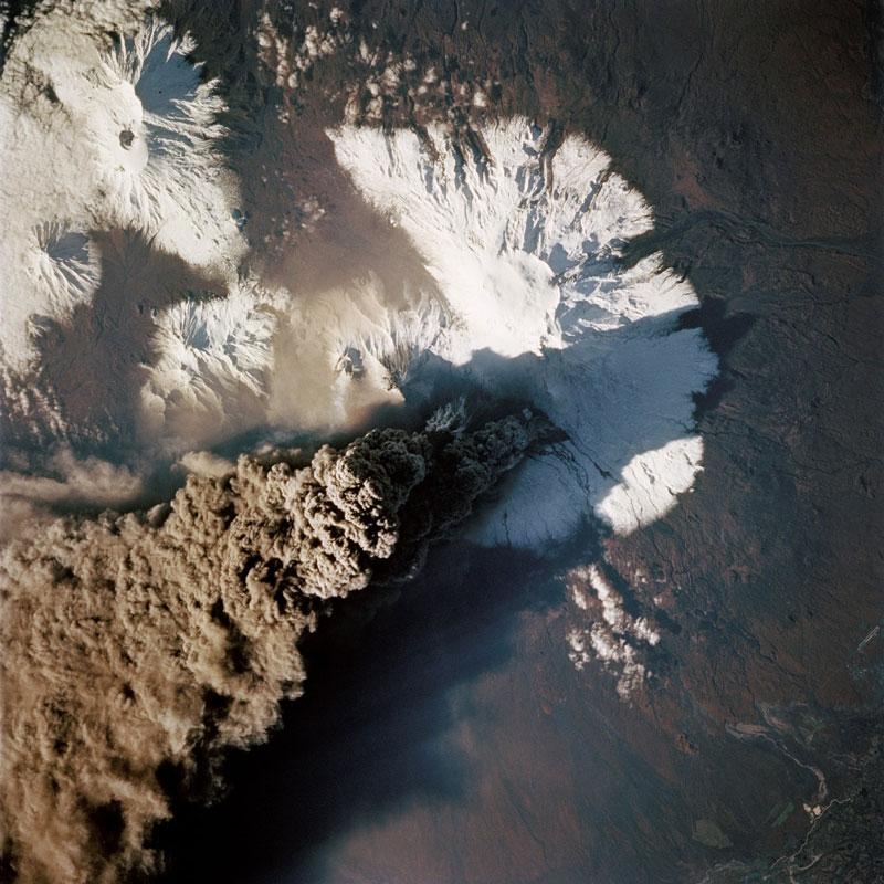 vue aérienne d'un volcan en éruption