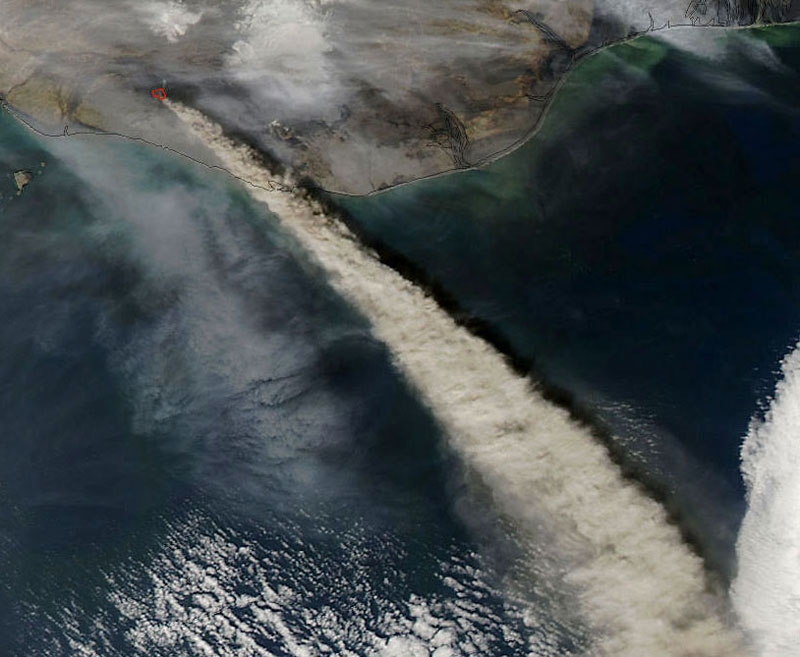 vue aérienne d'un volcan en éruption