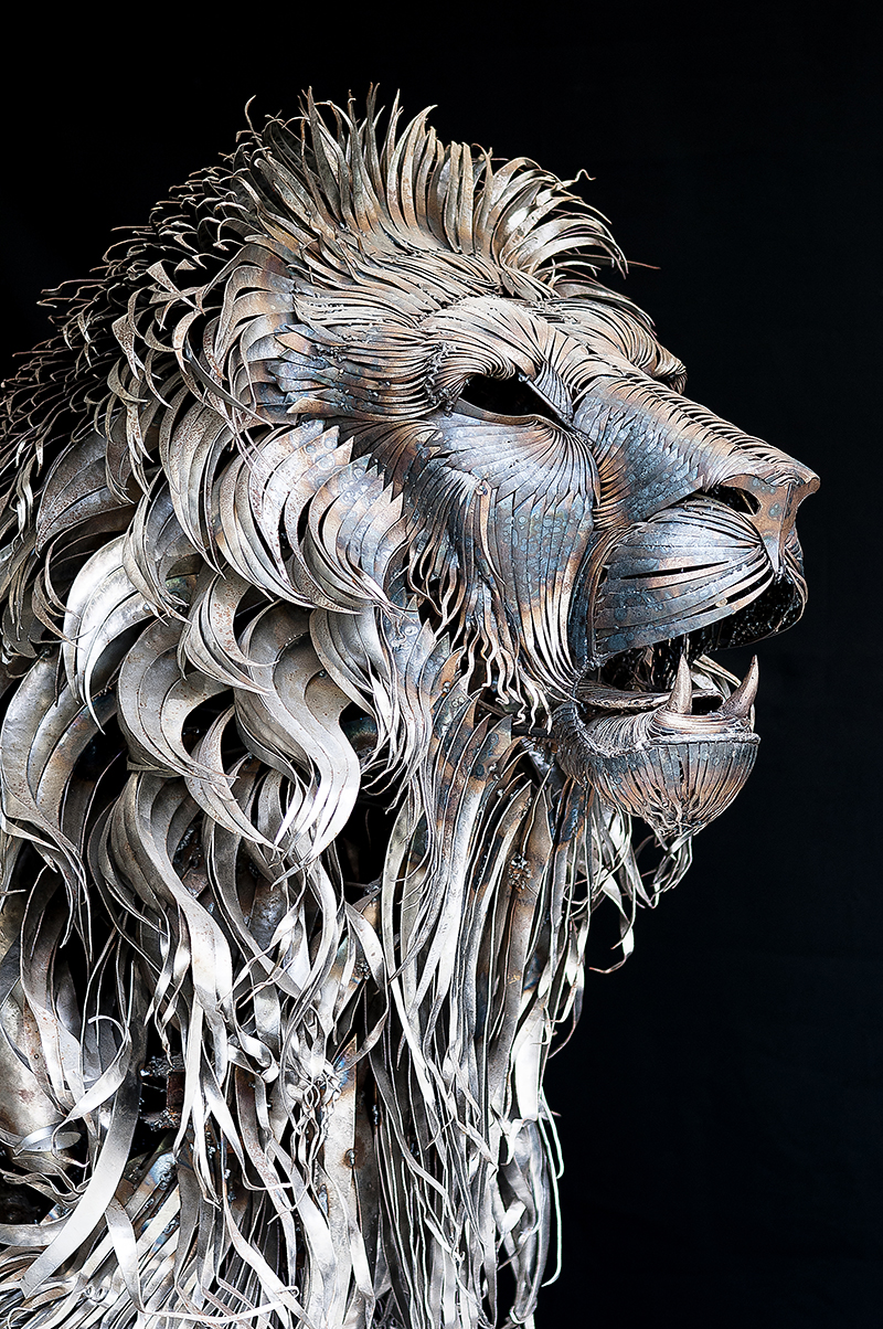 sculpture metallique d'un lion