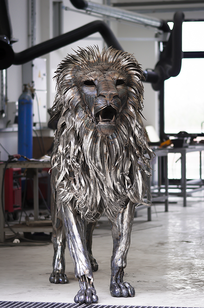 sculpture metallique d'un lion