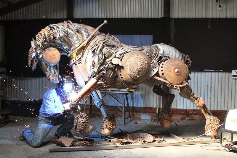 Sculpture animalière avec des assemblages métalliques