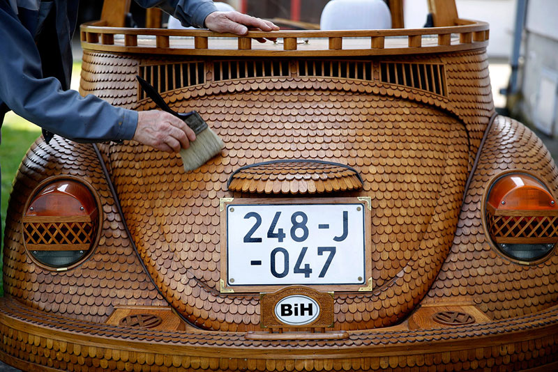 une beetle de Volkswagen recouverte de 50000 pièces en bois