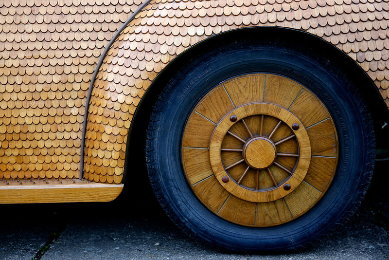 une beetle de Volkswagen recouverte de 50000 pièces en bois