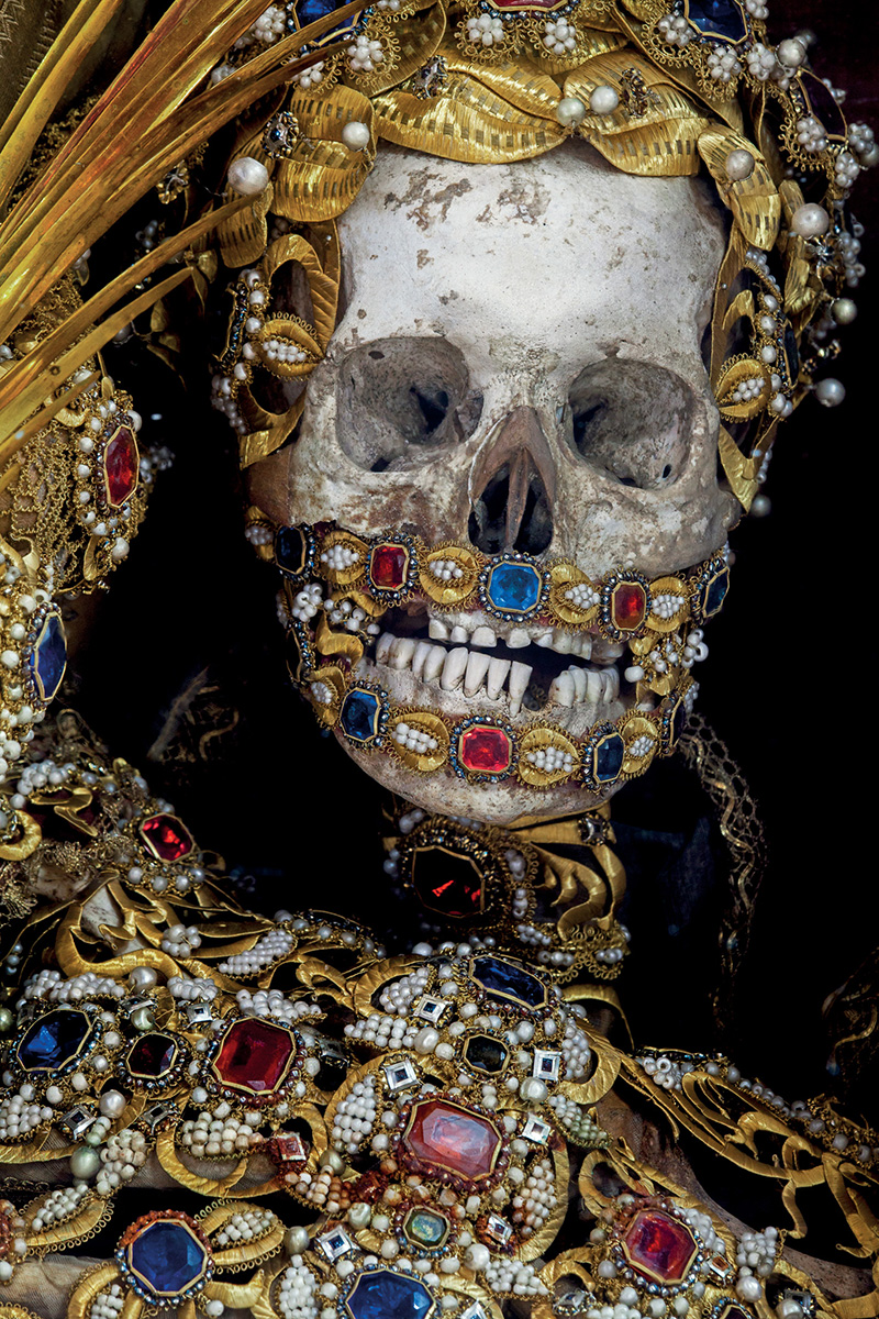 Reliquaires avec des squelettes de Saints catholiques