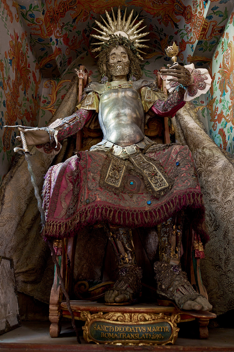 Reliquaires avec des squelettes de Saints catholiques