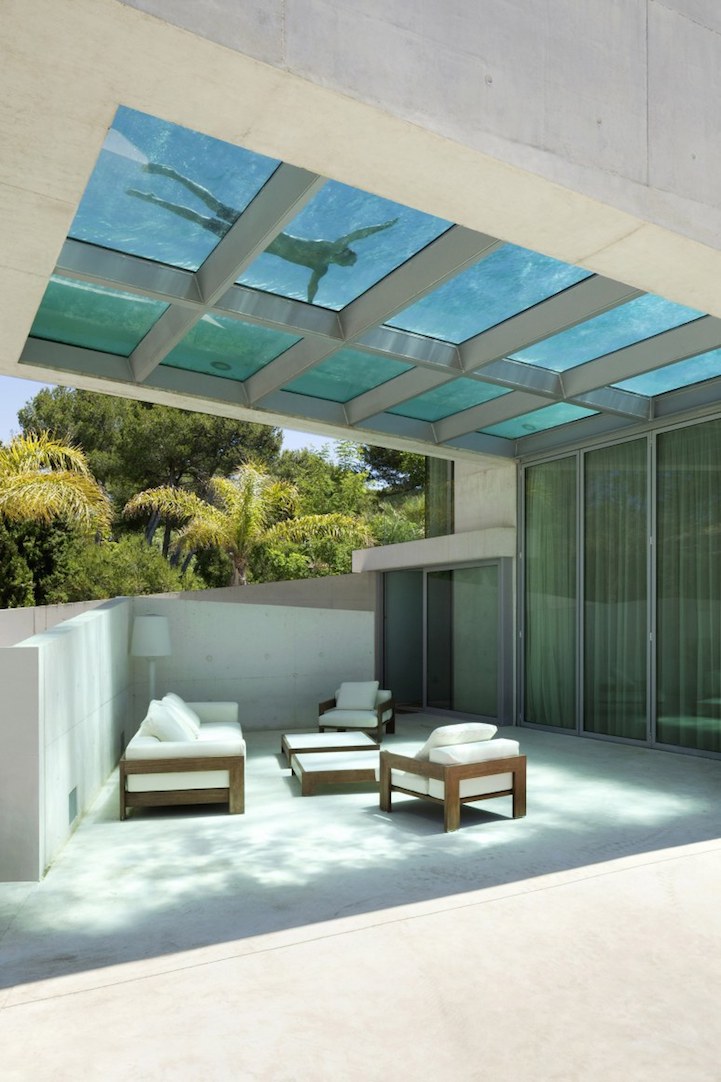 une piscine transparente sur le toit