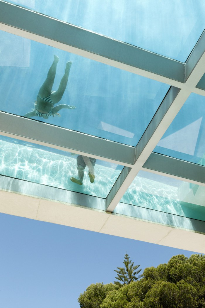 une piscine transparente sur le toit