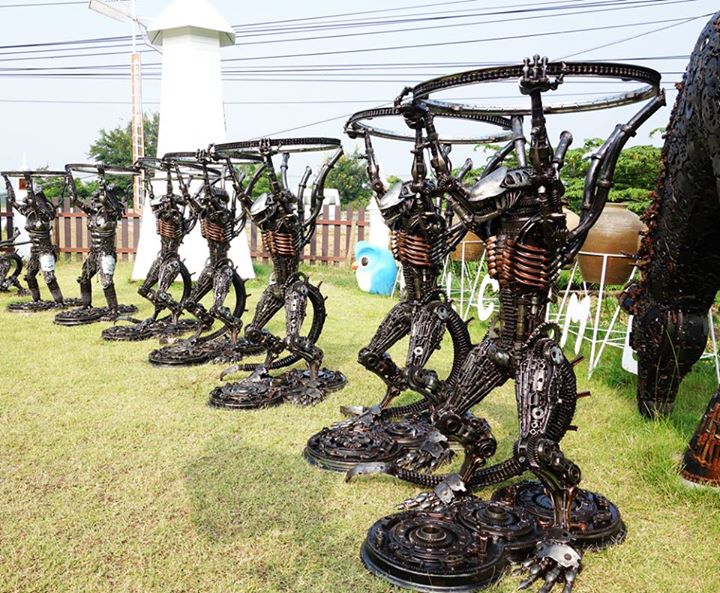 Sculpture pop avec des matériaux de récupération en métal par Ban Hun Lek