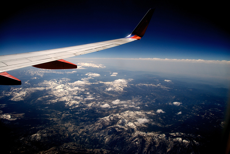 Le monde vu au travers d'une fenêtre d'avion
