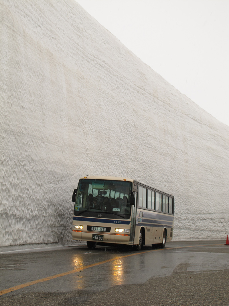 Murs de neige gigantesques le long de la route Tateyama Kurobe au Japon