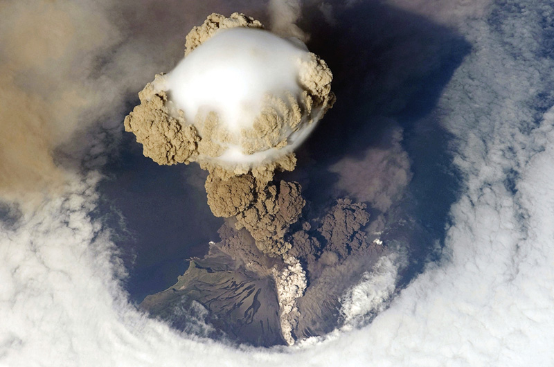 éruption du volcan Sarytchev vue du dessus