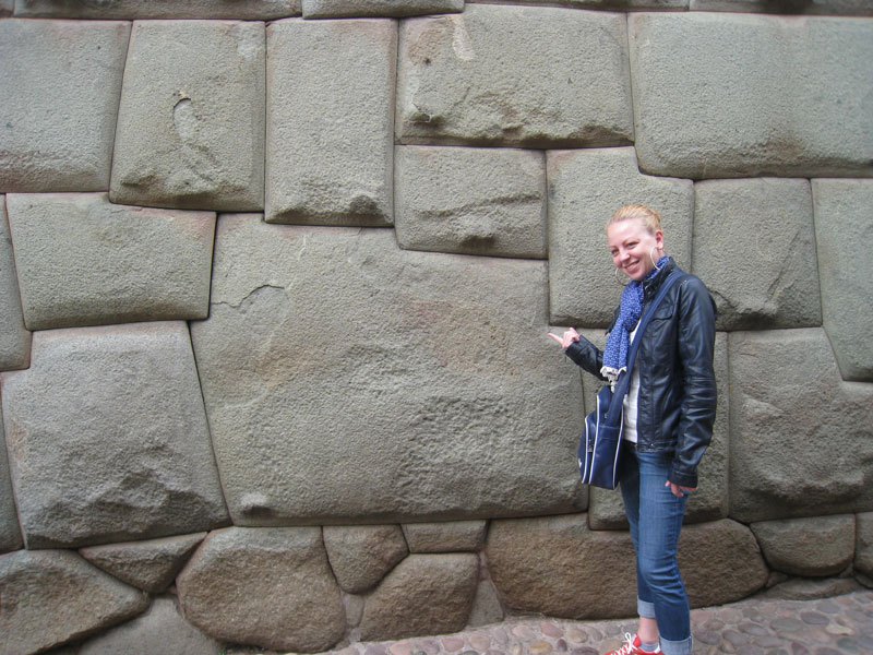 pierre à angles multiples posée sans mortier par les Incas voici plus de 700 ans