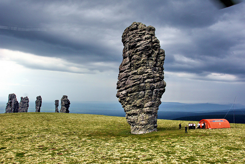 Man Pupu Nyor : sept géants de pierre à Komis