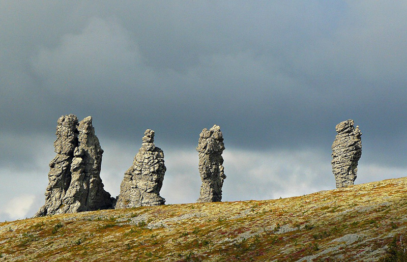 Man Pupu Nyor : sept géants de pierre à Komis