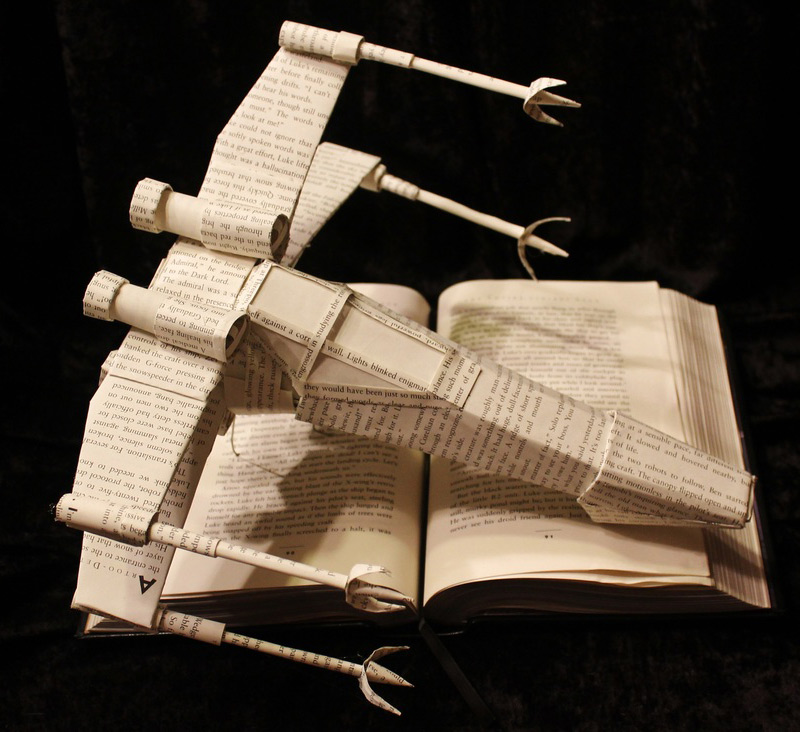 Sculptures en papier à l'intérieur de livres