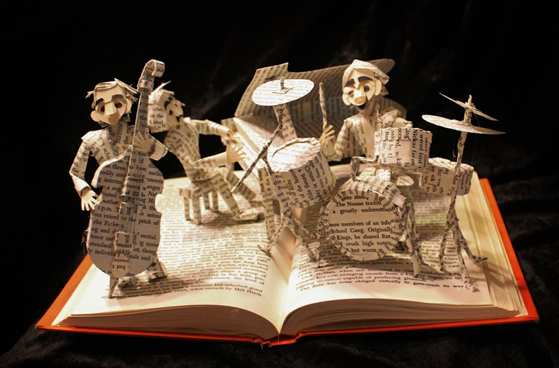 Sculptures en papier à l'intérieur de livres