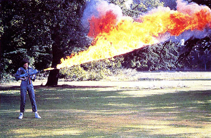 Sigourney Weaver teste un lance-flammes pour le film Alien sur la pelouse des Studios Shepperton