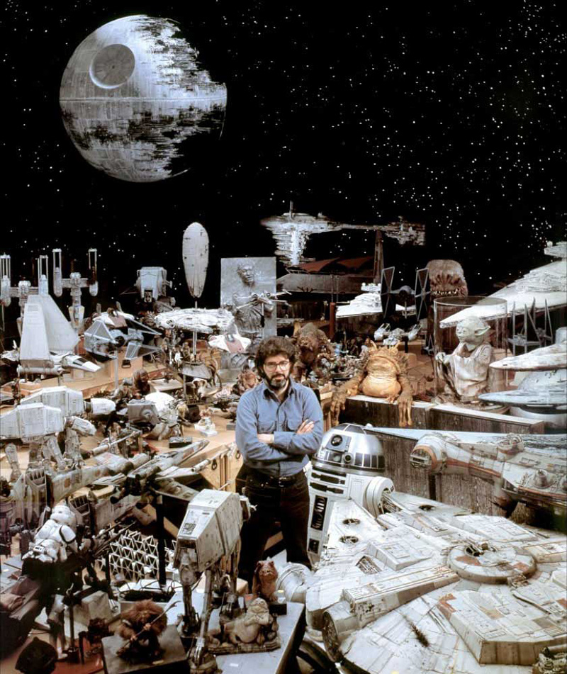 George Lucas entouré d'accessoires et de maquettes du film Star Wars