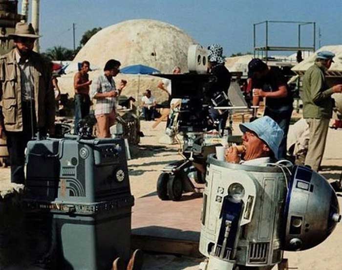Kenny Baker dans le costume du robot R2-D2 du film Star Wars