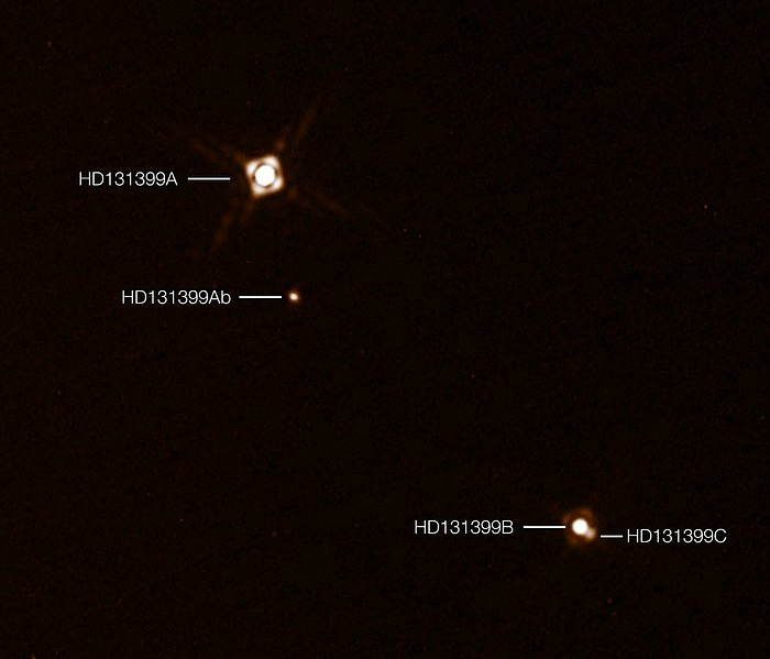 Planète HD 131399Ab avec 3 soleils