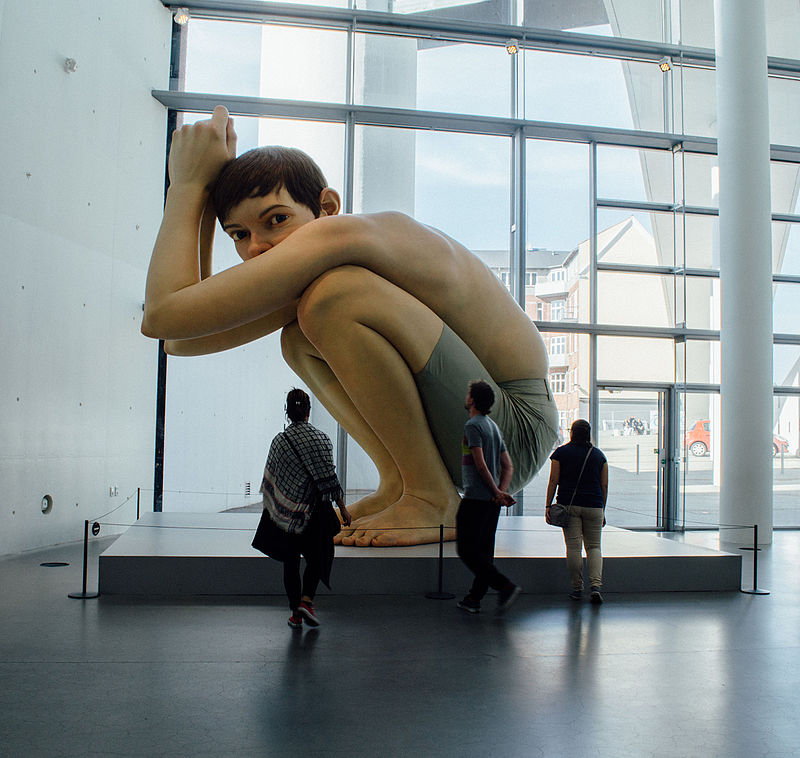 Sculptures humaines géantes hyperréalistes de Ron Mueck