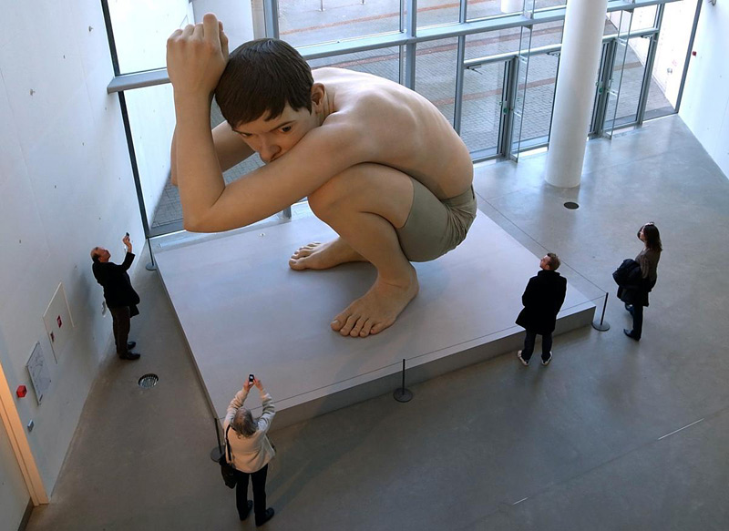 Sculptures humaines géantes hyperréalistes de Ron Mueck