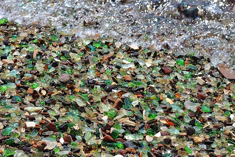 Plage de verres multicolores dans la Baie d'Ussuri