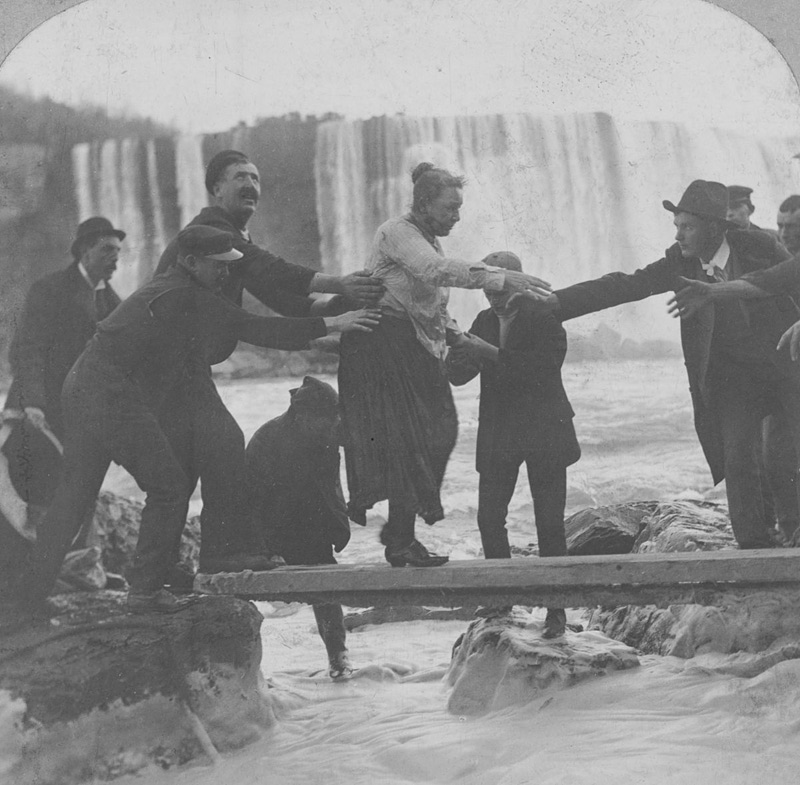 Annie Edson Taylor dans les chutes du Niagara