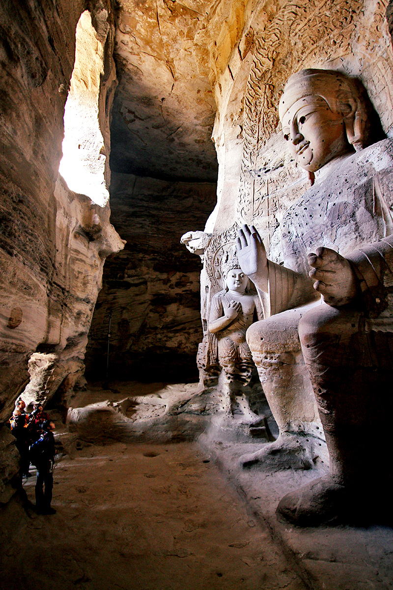Statue géante de Bouddha à l'intérieur des grottes de Yungang en Chine