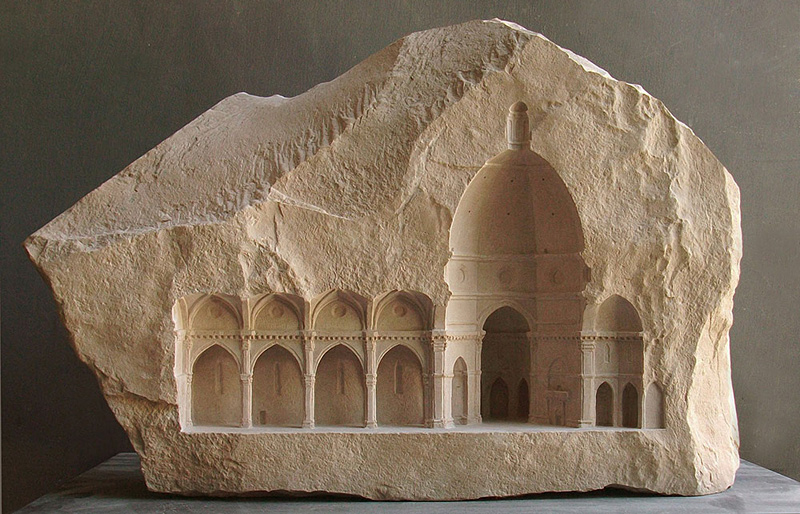 Intérieurs médiévaux miniatures sculptés dans des blocs de marbre