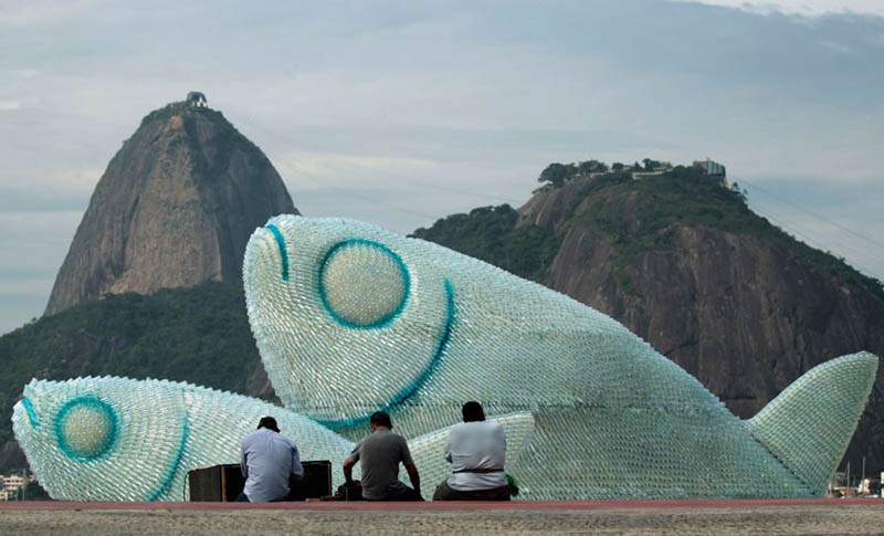 sculpture géante de poisson avec des bouteilles recyclées