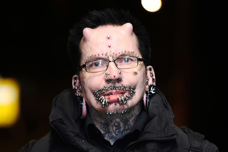 Rolf Buchholz, l'homme le plus percé dans le monde avec 453 piercings