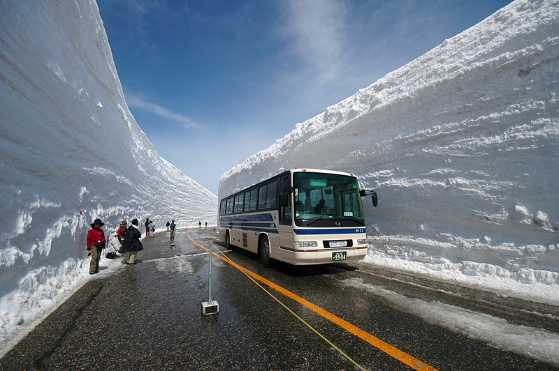 Murs de neige gigantesques le long de la route Tateyama Kurobe au Japon