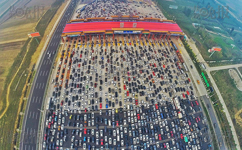 Embouteillage au péage de l'autoroute Pékin-Hong Kong-Macao