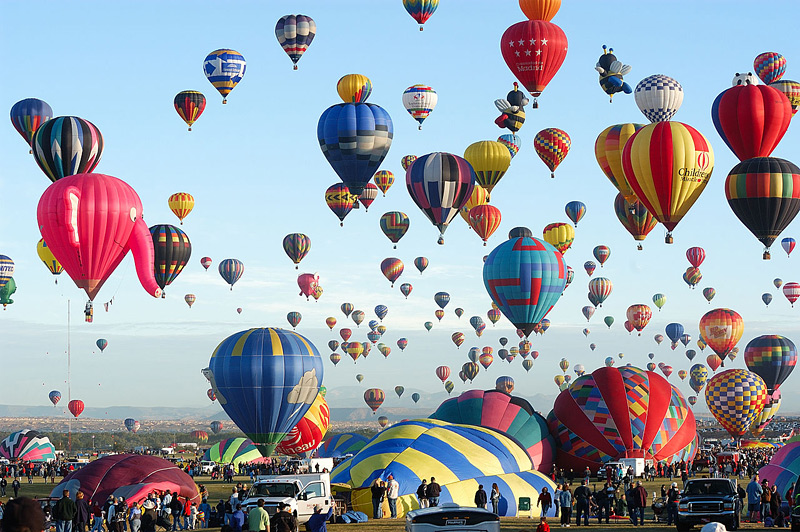 Envol de montgolfières lors d'un festival