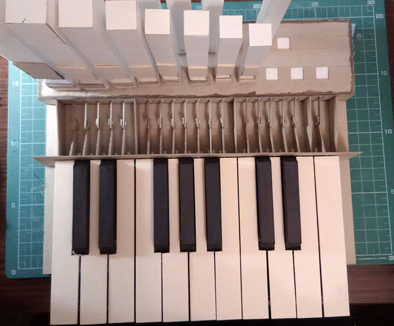 Un orgue miniature en carton